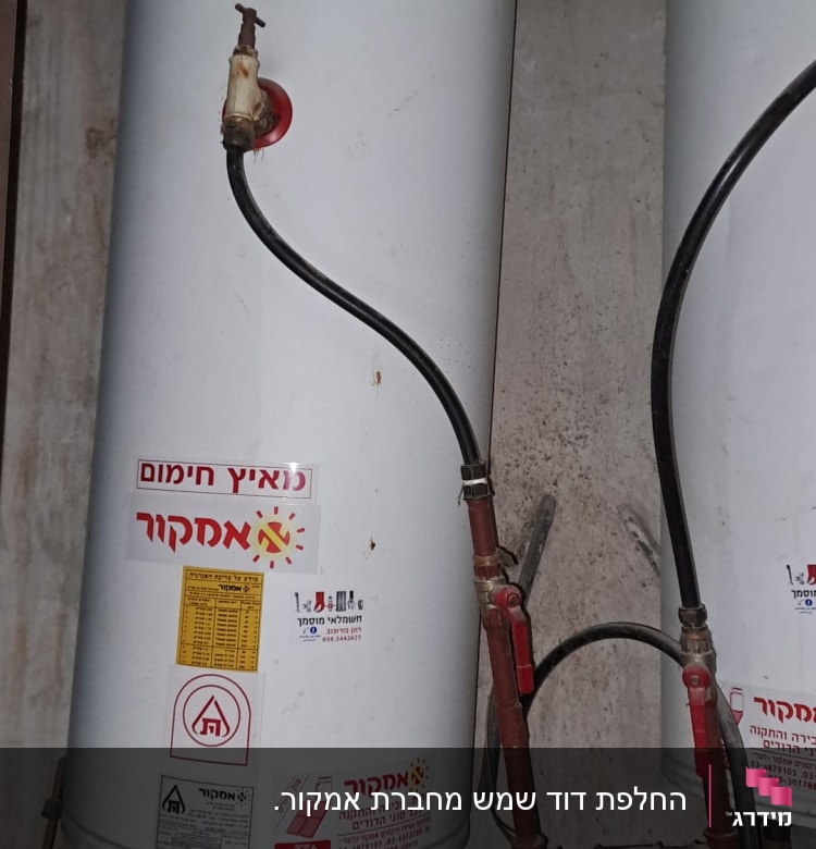 דוד שמש עם צינורות וחיבורים, מדבקות אזהרה